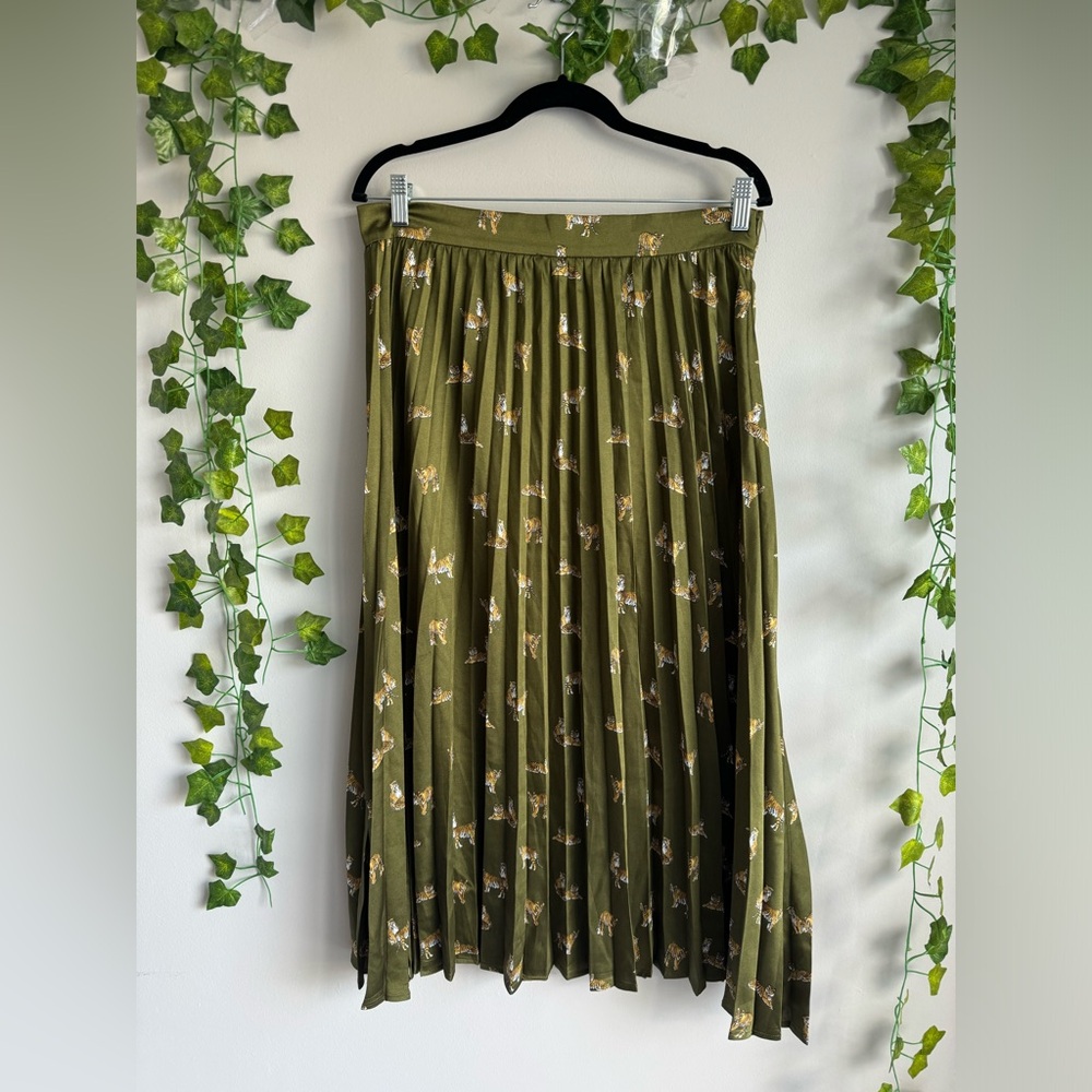 🌿 Zara Army Green Tiger Print High-Waisted Pleated Skirt